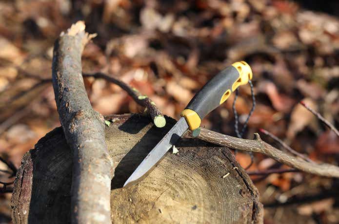 ナイフで木を切る