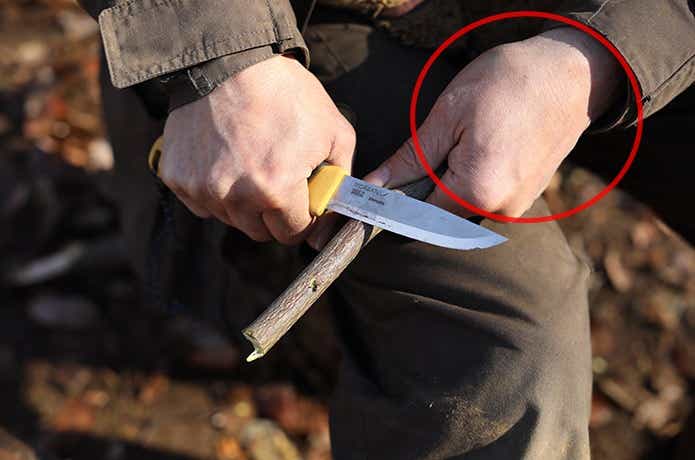 ナイフで木を削る