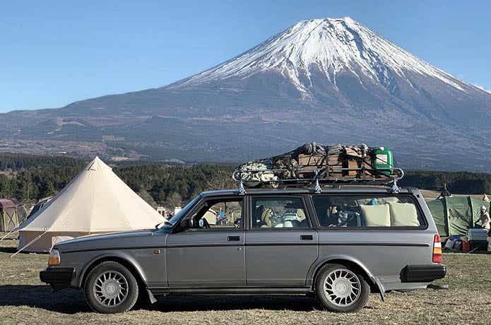 メタルカラーボルボ240と富士山が見えるキャンプ場