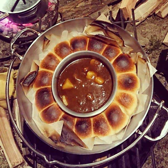 キャンプ料理画像　ビーフシチューダッチパン