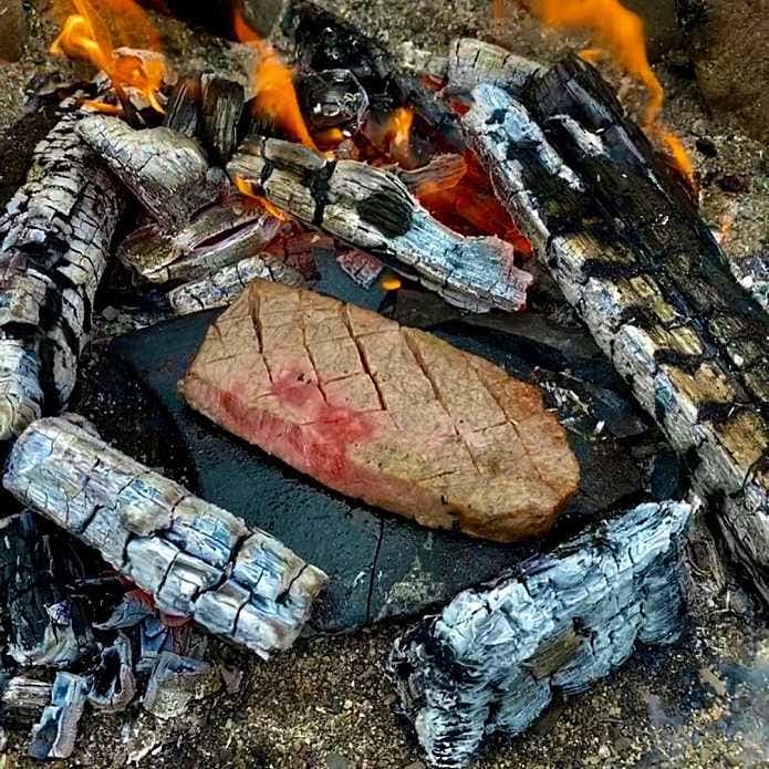 キャンプ料理画像　石焼きステーキ