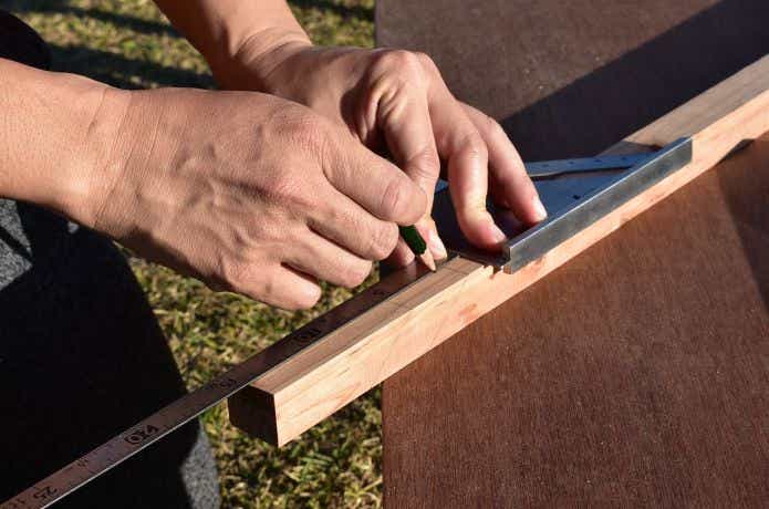 究極の薪置き作り方　角材に線を引く