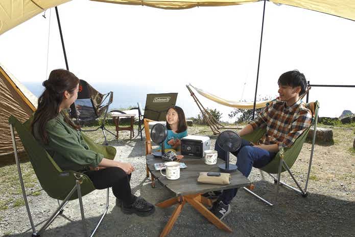 絶景キャンプ場でポータブル扇風機を使う家族