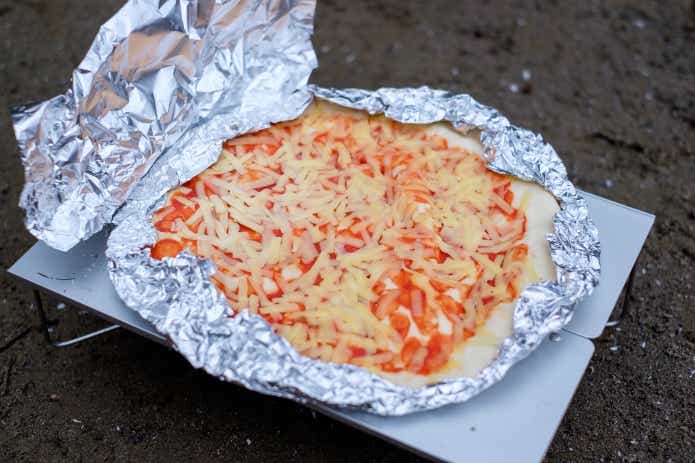 ピコグリル398　ダイソーのスタンド付焼き網で焼いたピザ