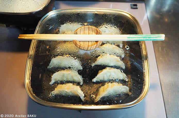 アイリスオーヤマ　スキレットコートパン浅型で餃子を焼く