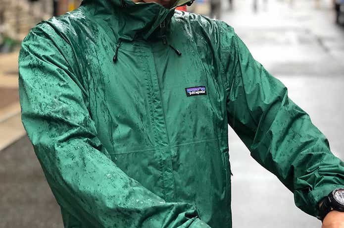 パタゴニア　マウンテンパーカーを雨の日に着る男性