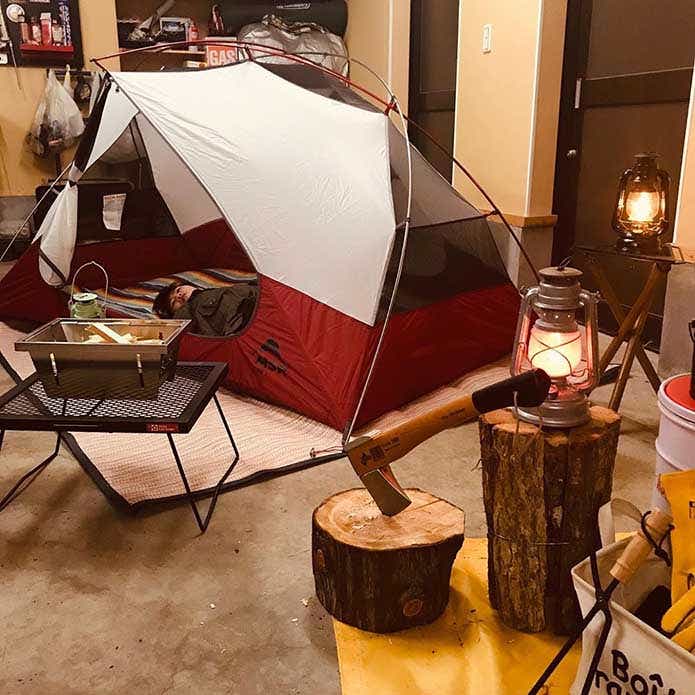 室内に設置したテントとキャンプ用品