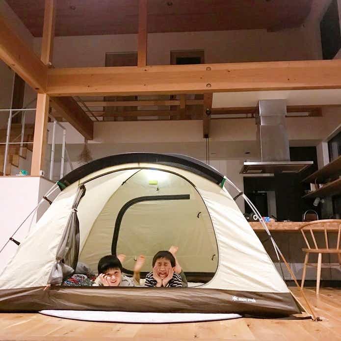 室内に設置したテントに横たわる子供たち