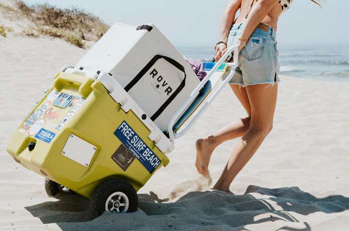 クーラーボックス「RollRシリーズ」を砂浜で引く女性