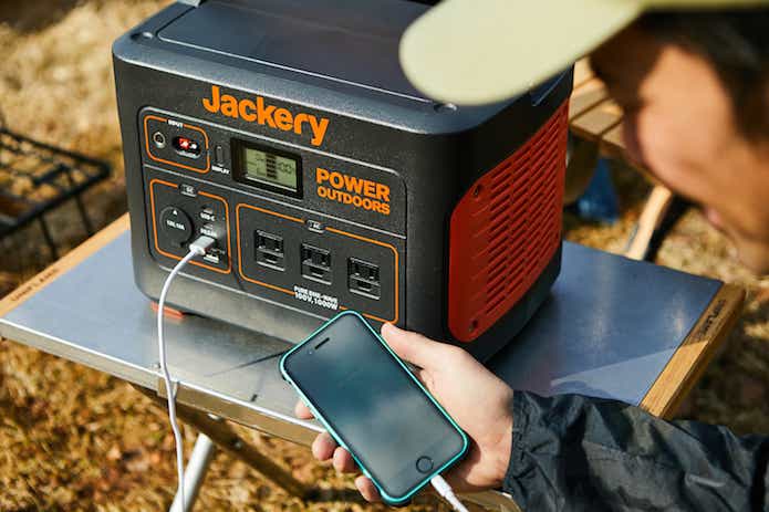 Jackery ポータブル電源1000でスマホ充電