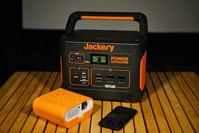 Jackery ポータブル電源1000と小型プロジェクター