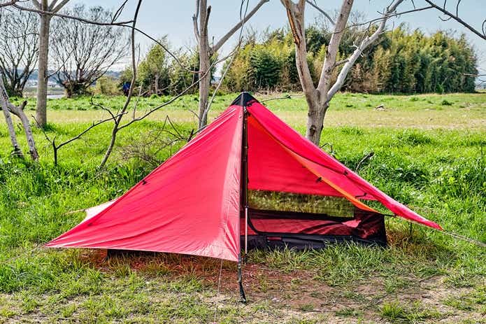 ヒルバーグ「アナリス」はトレッキングポールで超簡単設営なテントです 