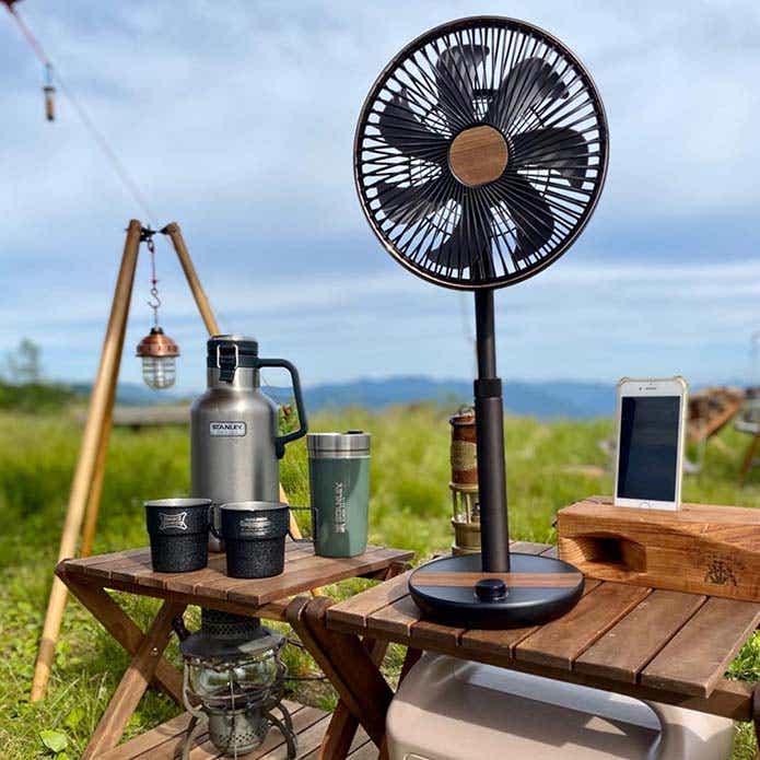 夏キャンプで使用されるアウトドア扇風機