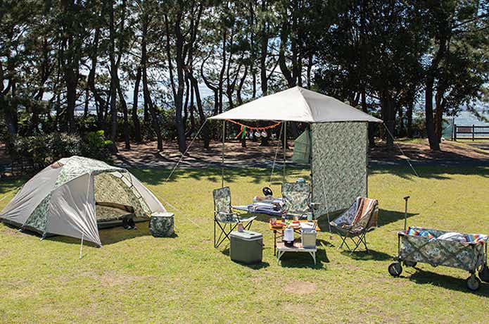 キャンプ場に設置したテントとテーブルとチェアーとキャンプ用品