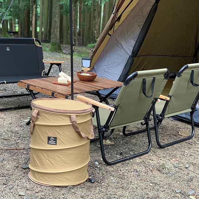 テント前に設置したクイックキャンプのテーブルとチェアと収納ボックス