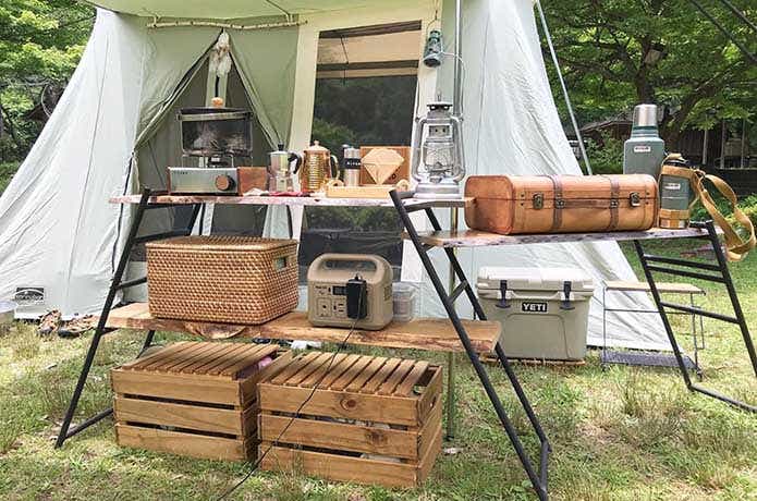アイアン製のキャンプ棚とキッチン用品