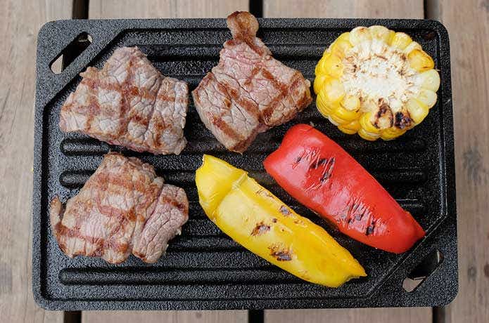ソロキャンプ向け鉄板で焼かれたお肉と野菜