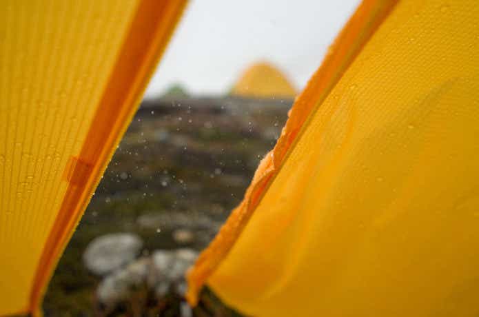 雨で濡れたテント