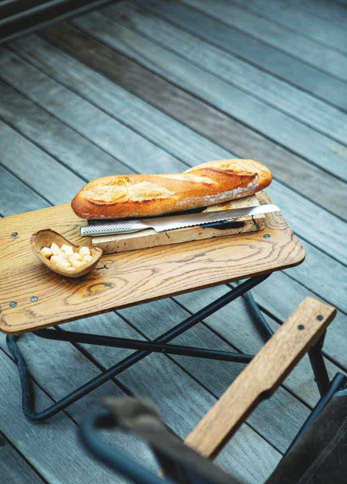 WOOD FOLDING LOW TABLEに置いたパンとナイフ