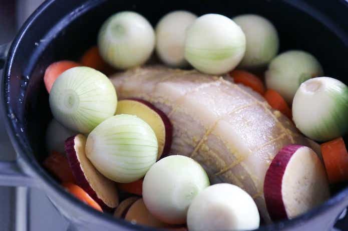 鍋に入れた野菜と豚バラブロック