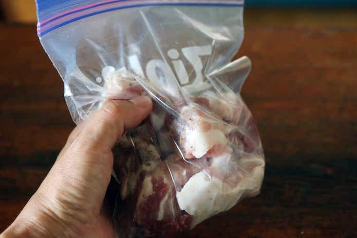 保存袋に入れた豚バラ肉