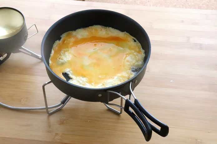 フライパンに入れた溶き卵