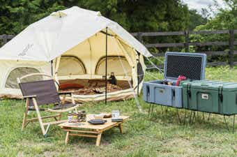 テントとキャンプ用品とテーブルとチェア