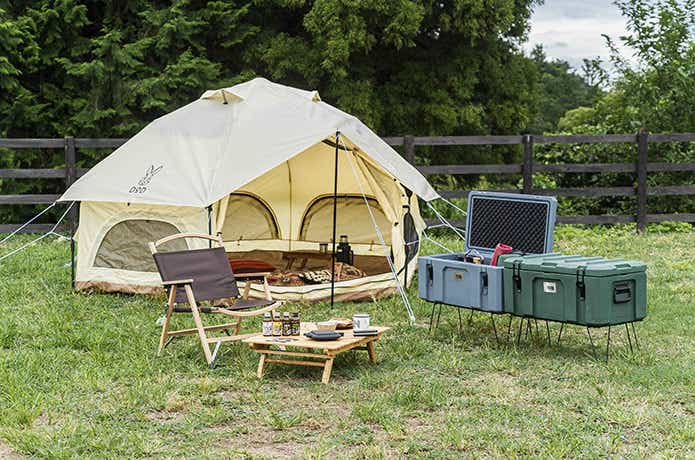 テント前に設置したテーブルとチェアーとキャンプ用品