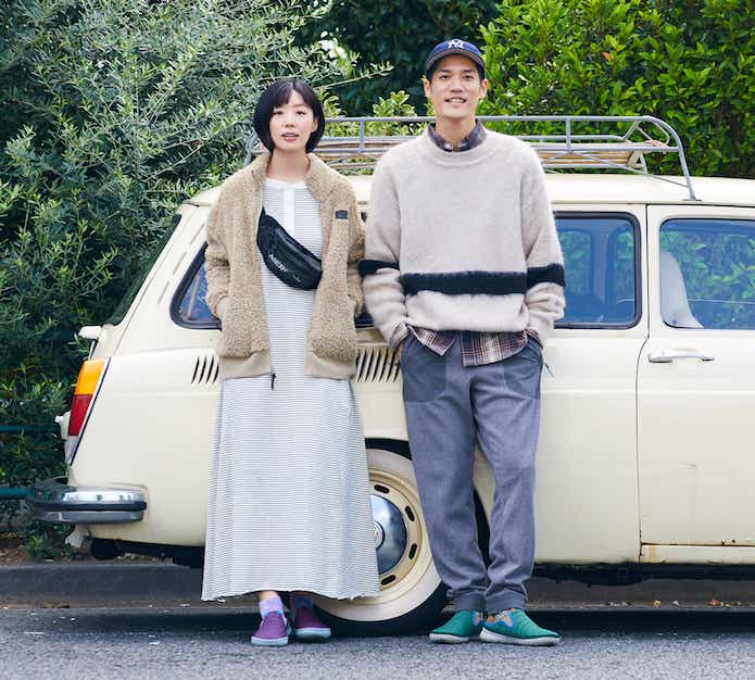 「ジャパンカプセルシリーズ」の街スタイルを着た男女