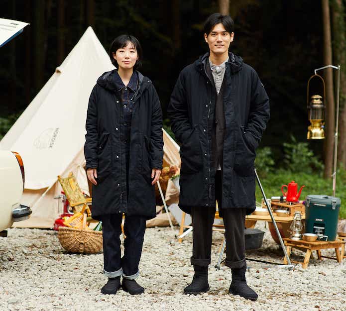「ジャパンカプセルシリーズ」のキャンプスタイルを着た男女