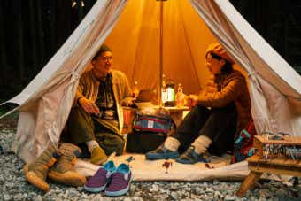 「ハット モック）」を履いてキャンプをする男女