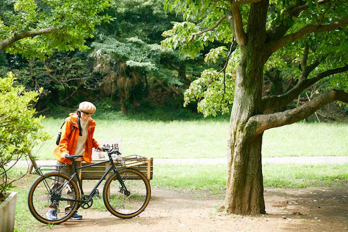 深大寺自然広場に自転車を停める女性