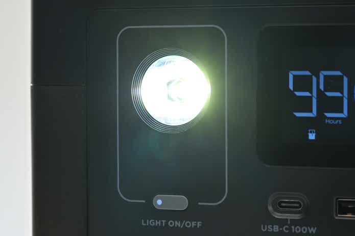 EcoFlow Technologyのポータブルバッテリー・RIVER 600 MAX　白色LEDライト