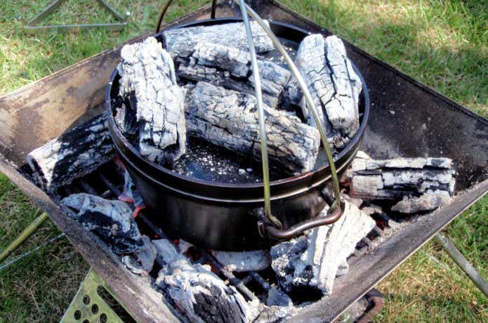 炭火で調理中のダッチオーブン