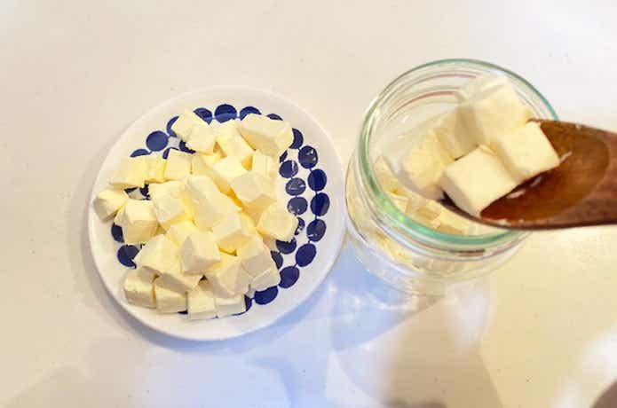 クリームチーズのオイル漬け　クリームチーズを切って瓶へ入れる