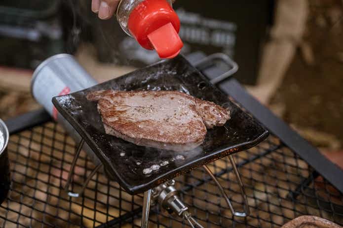 millio鍛造ソロ鉄板で肉を焼く