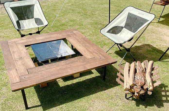 キャンプの囲炉裏テーブル、椅子、薪