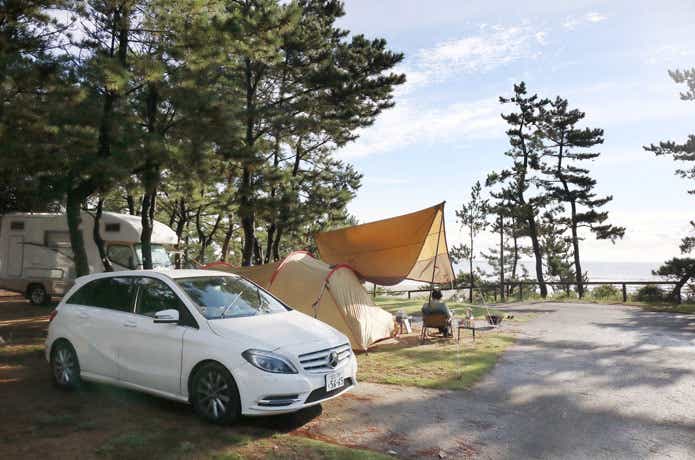 大洗サンビーチキャンプ場の車とテント