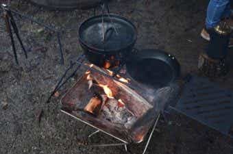 ベルモントのアイアン焚火スタンドフルセットで焚き火料理