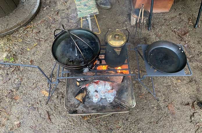 ベルモントのアイアン焚火スタンドフルセットで焚き火料理