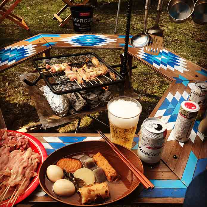 キャンプの囲炉裏テーブルを囲んで食事