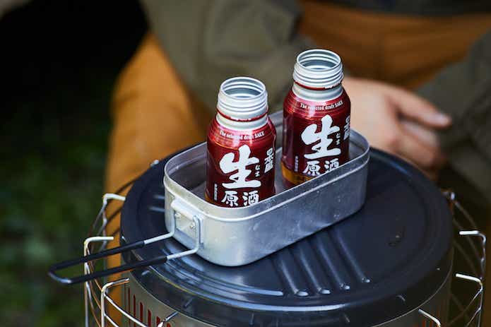 日本盛の生原酒ボトル缶を熱燗にする様子
