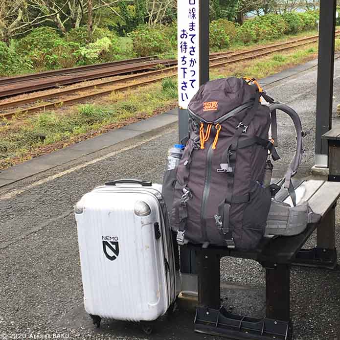 バックパックとキャリーケース、駅