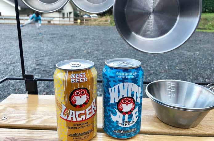 2本の缶ビールとキャンプ用食器
