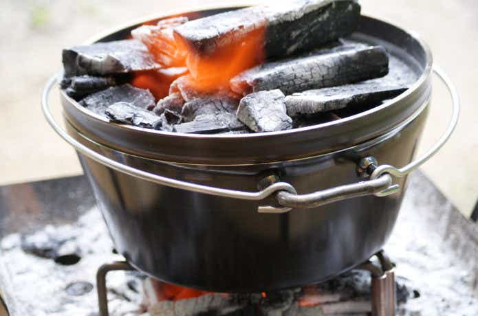 炭火で調理中のダッチオーブン
