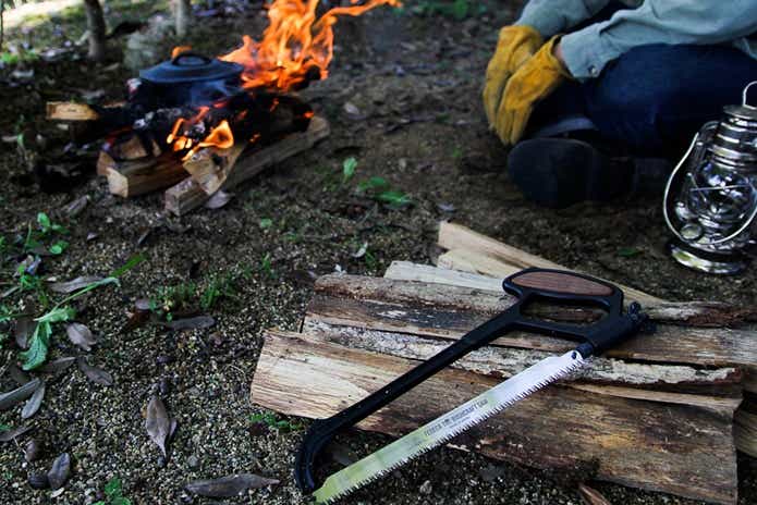 FEDECAのブッシュクラフトソーと薪、焚火