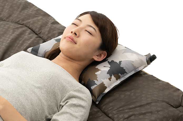 ロゴスの枕を使用する女性