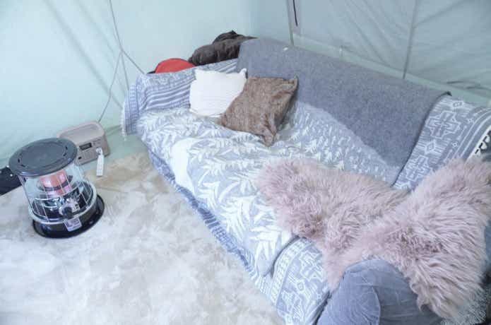 自宅のソファのようなエアソファーをテント内で使う