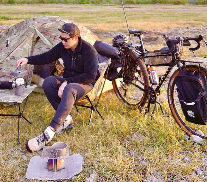 自転車とテントと男性