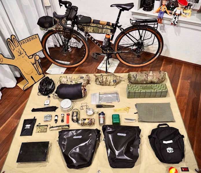 自転車とキャンプ装備一式